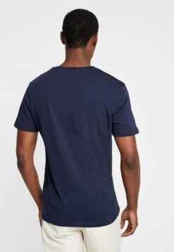 Pier One T-shirt Z Nadrukiem - Dark Blue 7 Pier One T-shirt Z Nadrukiem - Dark Blue -Sklep Odziezowy 19a2263bd94d47f18f937a2078b51335