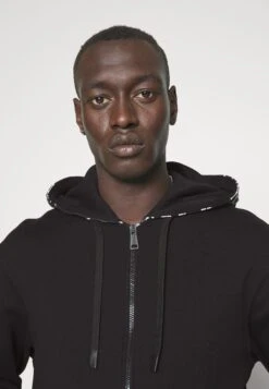 Versace Jeans Couture LIGHT SOFT - Bluza Rozpinana - Black -Sklep Odziezowy 5095d04c164e4bdf8b58284bc9978cf4