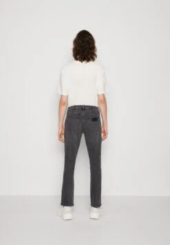 Wrangler LARSTON - Jeansy Slim Fit - Blackout -Sklep Odziezowy 554e924de2794f269cf981a23897b9af