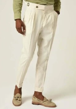 HIGH WAIST PLEATED WITH BUCKLE BELT DETAIL - Chinosy - Ecru