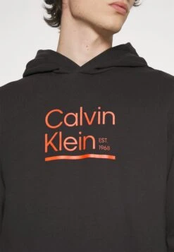 Calvin Klein LOGO HOODIE - Bluza - Black -Sklep Odziezowy 6327cfec989f4b6da83aea6056cde5ba