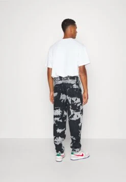 YOURTURN UNISEX MOONWASH UNISEX - Jeansy Relaxed Fit - Black 7 YOURTURN UNISEX MOONWASH UNISEX - Jeansy Relaxed Fit - Black -Sklep Odziezowy 6685994947d04f7eaa89ae453bbefd9f