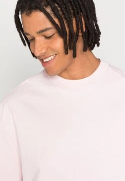 WEEKDAY GREAT - T-shirt Basic - Light Pink 9 WEEKDAY GREAT - T-shirt Basic - Light Pink -Sklep Odziezowy 927ff83df1814e10b94b9abe46fcd47b