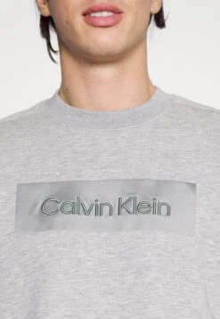 Calvin Klein EMBROIDERED COMFORT - Bluza - Mid Grey Heather -Sklep Odziezowy a4c1a3c966044459aa02ee76709e8fa8