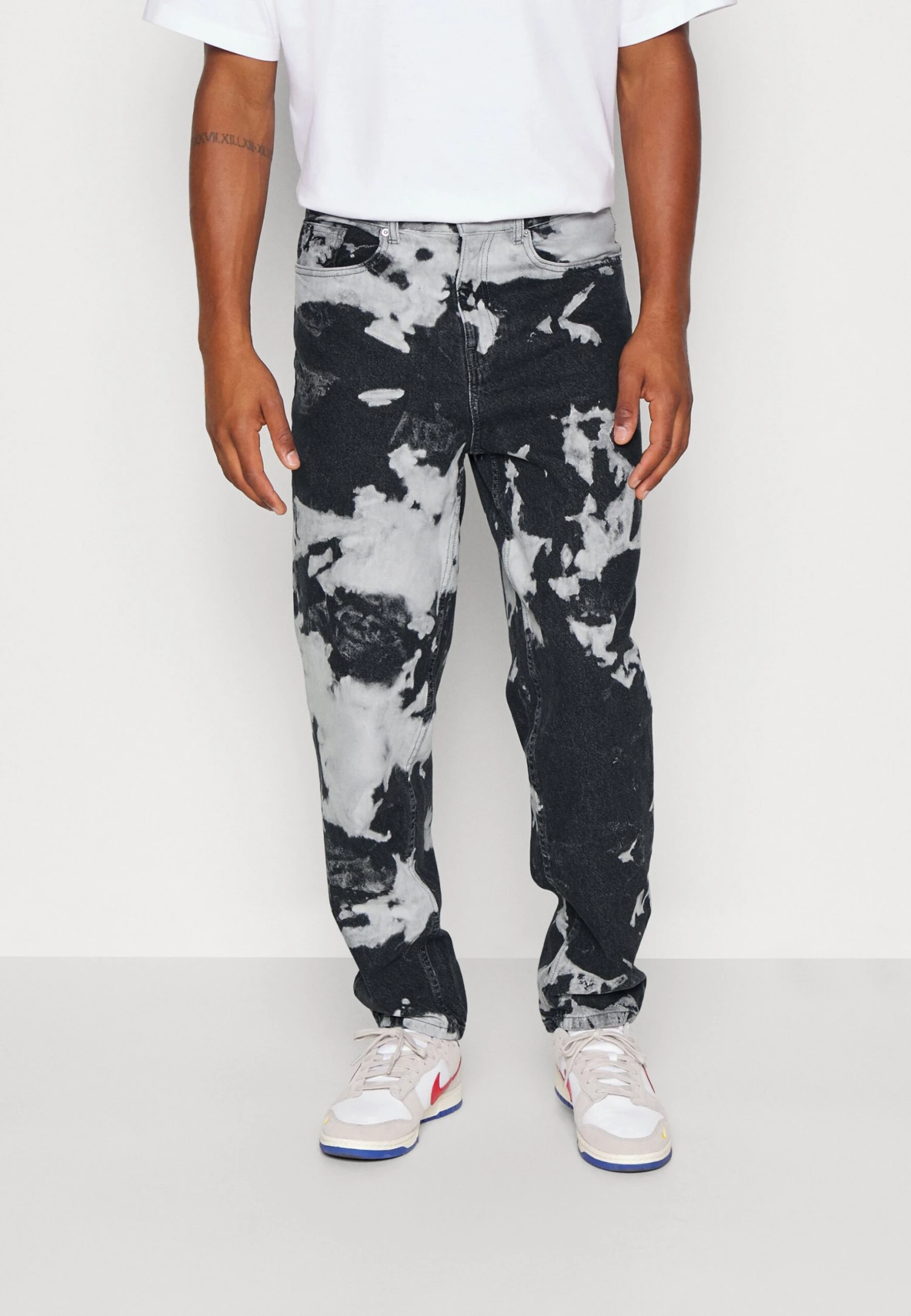 YOURTURN UNISEX MOONWASH UNISEX - Jeansy Relaxed Fit - Black 1 YOURTURN UNISEX MOONWASH UNISEX - Jeansy Relaxed Fit - Black