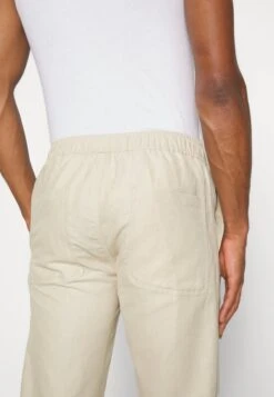 JABARI - Spodnie Materiałowe - Castle Wall 8 JABARI - Spodnie Materiałowe - Castle Wall -Sklep Odziezowy e3c010f6528640a9a3874adfb09d31b2