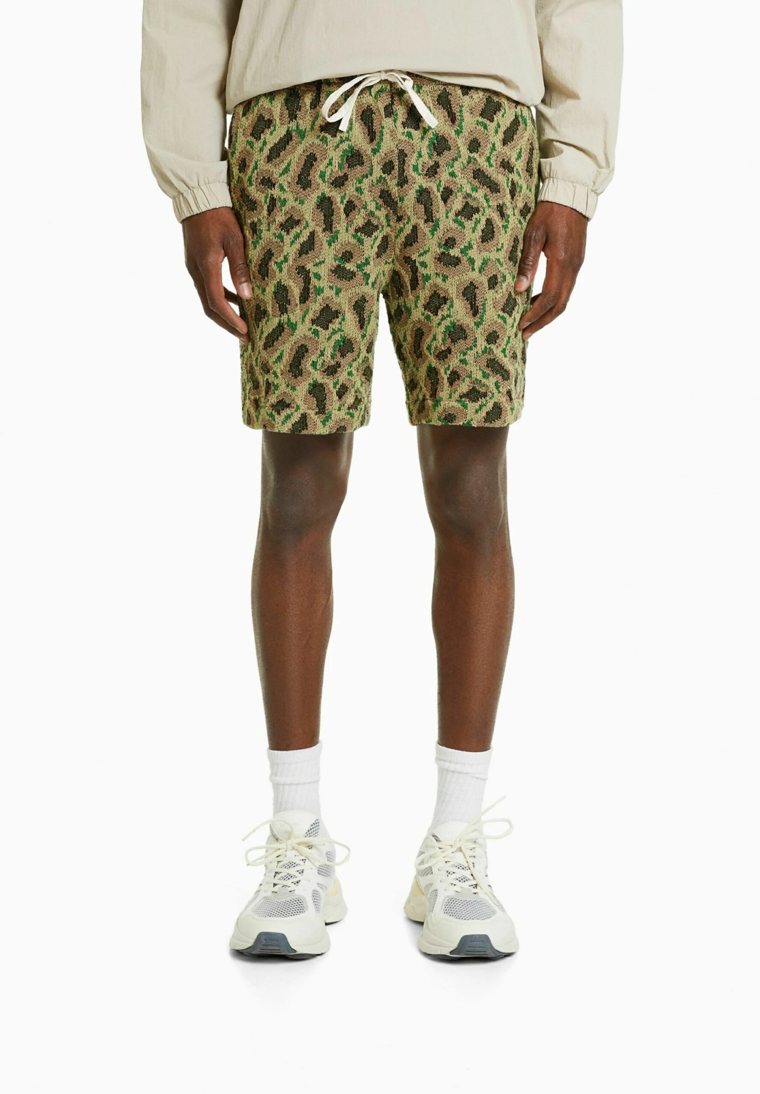 BERSHKA JACQUARD PRINT - Szorty - Khaki 1 BERSHKA JACQUARD PRINT - Szorty - Khaki
