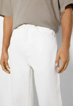 BERSHKA Jeansy Relaxed Fit - White -Sklep Odziezowy fd168296954249c3b01fc3d20fcefd56